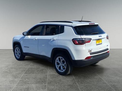 Bright White Clearcoat 2024 Jeep Compass Latitude