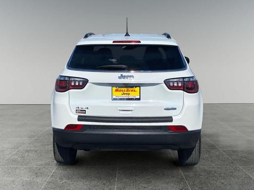 Bright White Clearcoat 2024 Jeep Compass Latitude