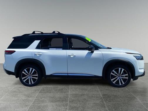 Everest White Pearl Tricoat/Super Black 2025 Nissan Pathfinder Platinum FWD