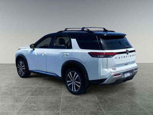 Everest White Pearl Tricoat/Super Black 2025 Nissan Pathfinder Platinum FWD