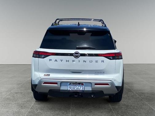Everest White Pearl Tricoat/Super Black 2025 Nissan Pathfinder Platinum FWD