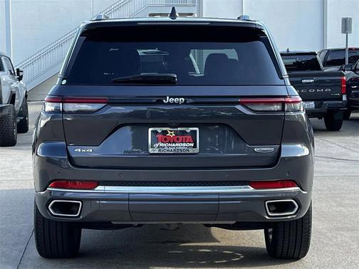 2022 Jeep Grand Cherokee Summit
