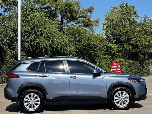 2024 Toyota Corolla Cross LE
