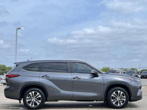 Magnetic Gray Metallic 2023 Toyota Highlander XLE