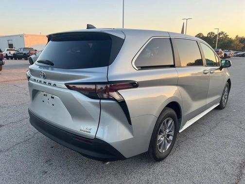 2024 Toyota Sienna LE