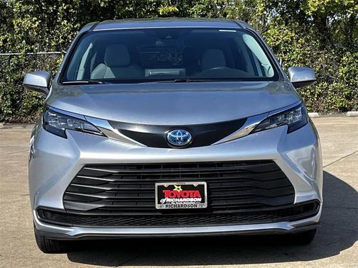 2024 Toyota Sienna LE