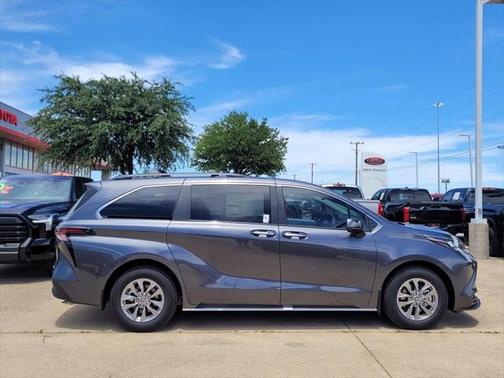2025 Toyota Sienna XLE 8 Passenger