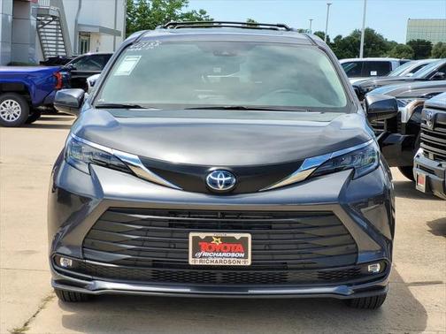 2025 Toyota Sienna XLE 8 Passenger