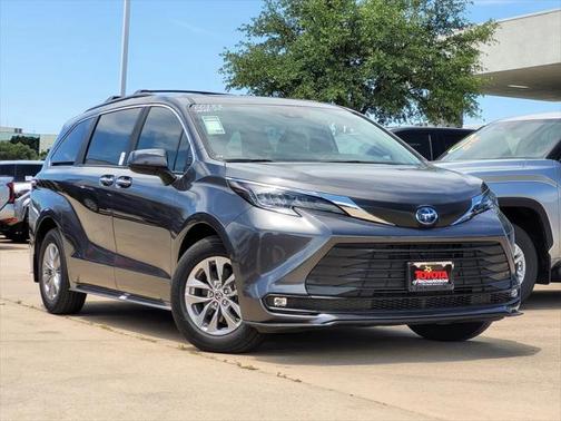 2025 Toyota Sienna XLE 8 Passenger