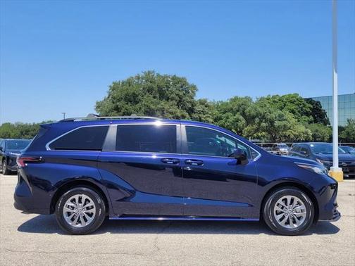 2023 Toyota Sienna LE