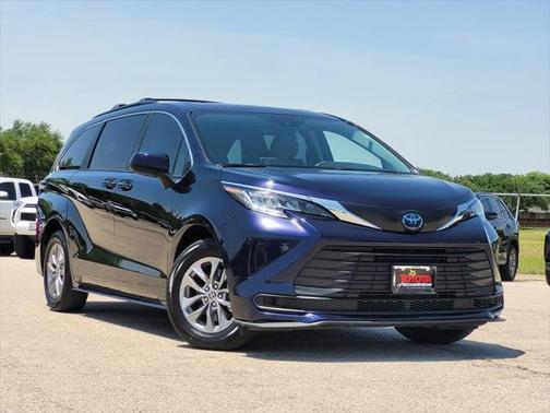 2023 Toyota Sienna LE