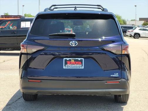 2023 Toyota Sienna LE
