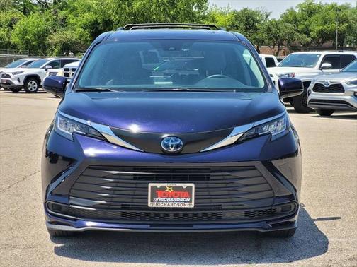 2023 Toyota Sienna LE