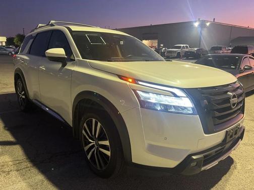 2023 Nissan Pathfinder Platinum FWD
