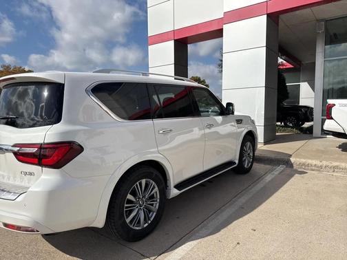 2022 INFINITI QX80 Luxe