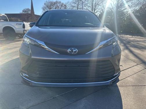 2021 Toyota Sienna XLE 8 Passenger