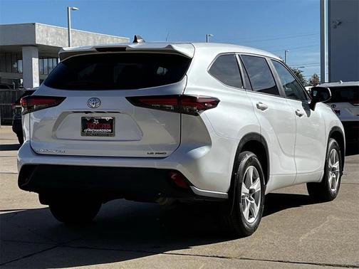 2024 Toyota Highlander LE