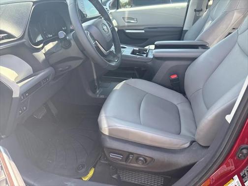 2022 Toyota Sienna XLE 8 Passenger