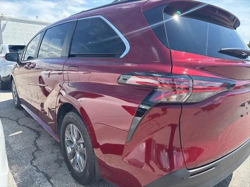 2022 Toyota Sienna XLE 8 Passenger