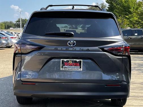 2025 Toyota Sienna LE