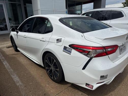 Super White 2018 Toyota Camry SE