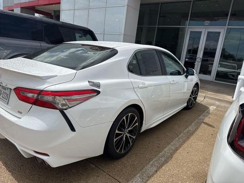 Super White 2018 Toyota Camry SE