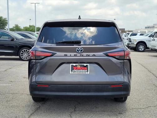 2022 Toyota Sienna LE