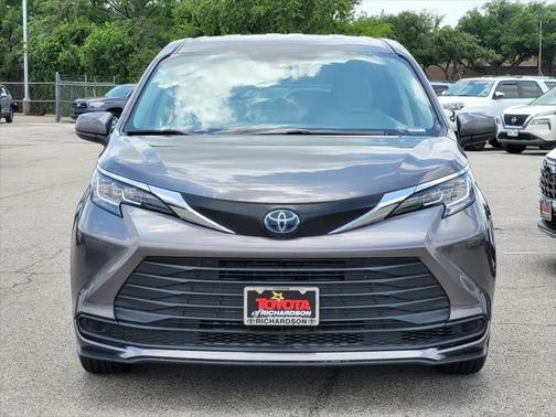 2022 Toyota Sienna LE