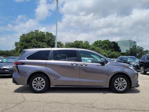 2022 Toyota Sienna LE