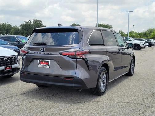 2022 Toyota Sienna LE