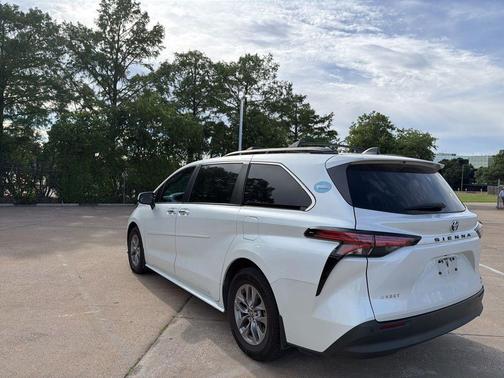 Pearl 2022 Toyota Sienna XLE
