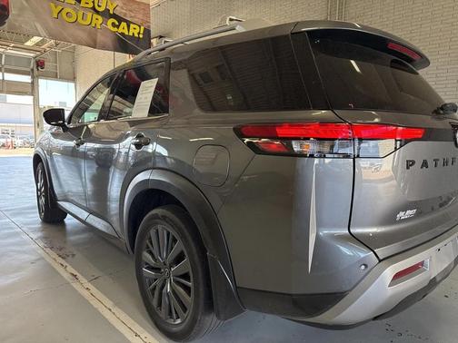 2023 Nissan Pathfinder SL FWD