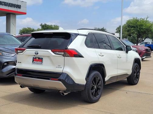 2022 Toyota RAV4 Hybrid SE