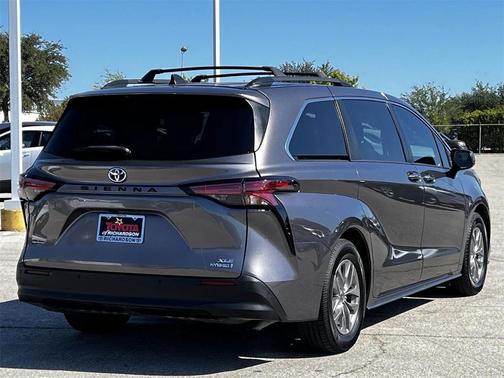 2021 Toyota Sienna XLE 8 Passenger