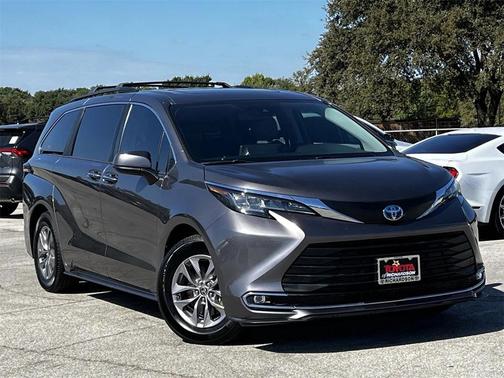 2021 Toyota Sienna XLE 8 Passenger