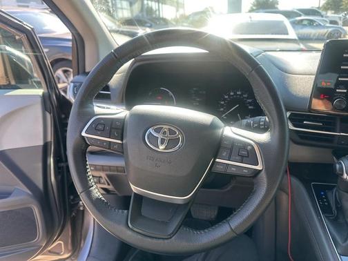 2021 Toyota Sienna XLE 8 Passenger