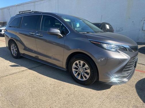 2021 Toyota Sienna XLE 8 Passenger