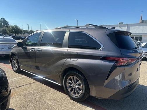 2021 Toyota Sienna XLE 8 Passenger