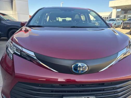 2021 Toyota Sienna XLE 8 Passenger