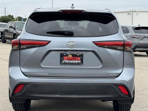 Moon Dust 2023 Toyota Highlander XLE