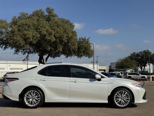 2019 Toyota Camry Hybrid XLE