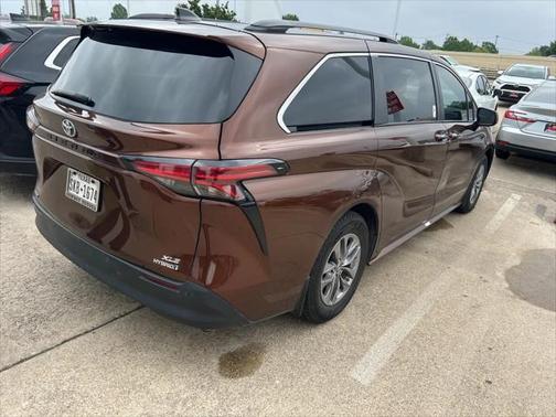 2022 Toyota Sienna XLE 8 Passenger