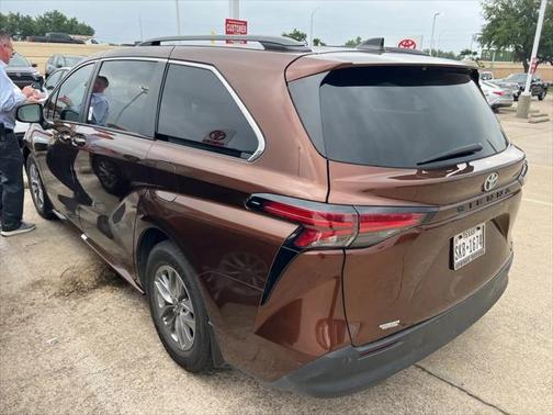 2022 Toyota Sienna XLE 8 Passenger