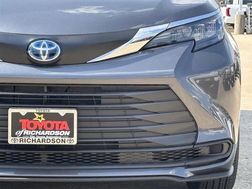 2025 Toyota Sienna LE
