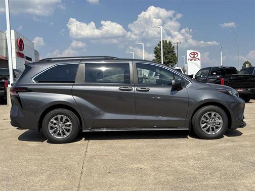 2025 Toyota Sienna LE