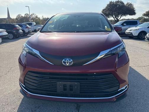 2024 Toyota Sienna XLE