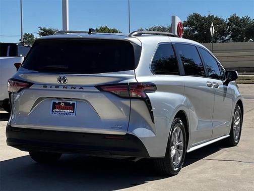 2021 Toyota Sienna XLE 8 Passenger