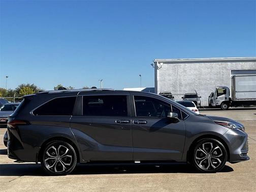 2025 Toyota Sienna Platinum