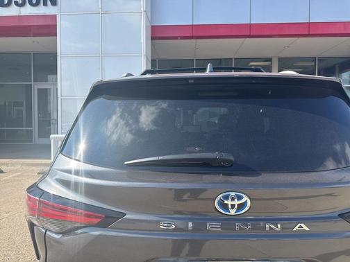 2025 Toyota Sienna Platinum