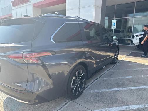 2025 Toyota Sienna Platinum